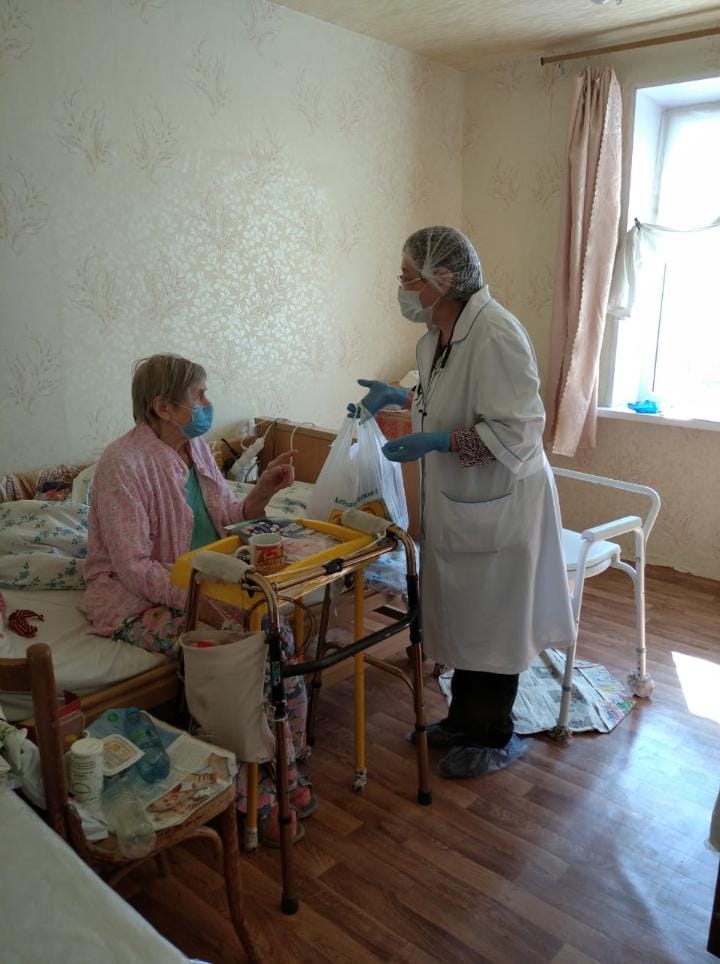 Сотрудники Демской больницы и фонда поздравили ветеранов